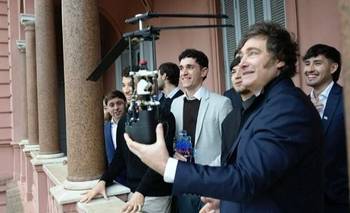 Con la ciencia en crisis, Milei festeja que un microsatélite irá a la luna  | Ajuste en la ciencia