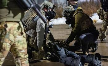 Efectivos del ICE arrojaron gases lacrimógenos a un bebé en Minnesota | Estados unidos