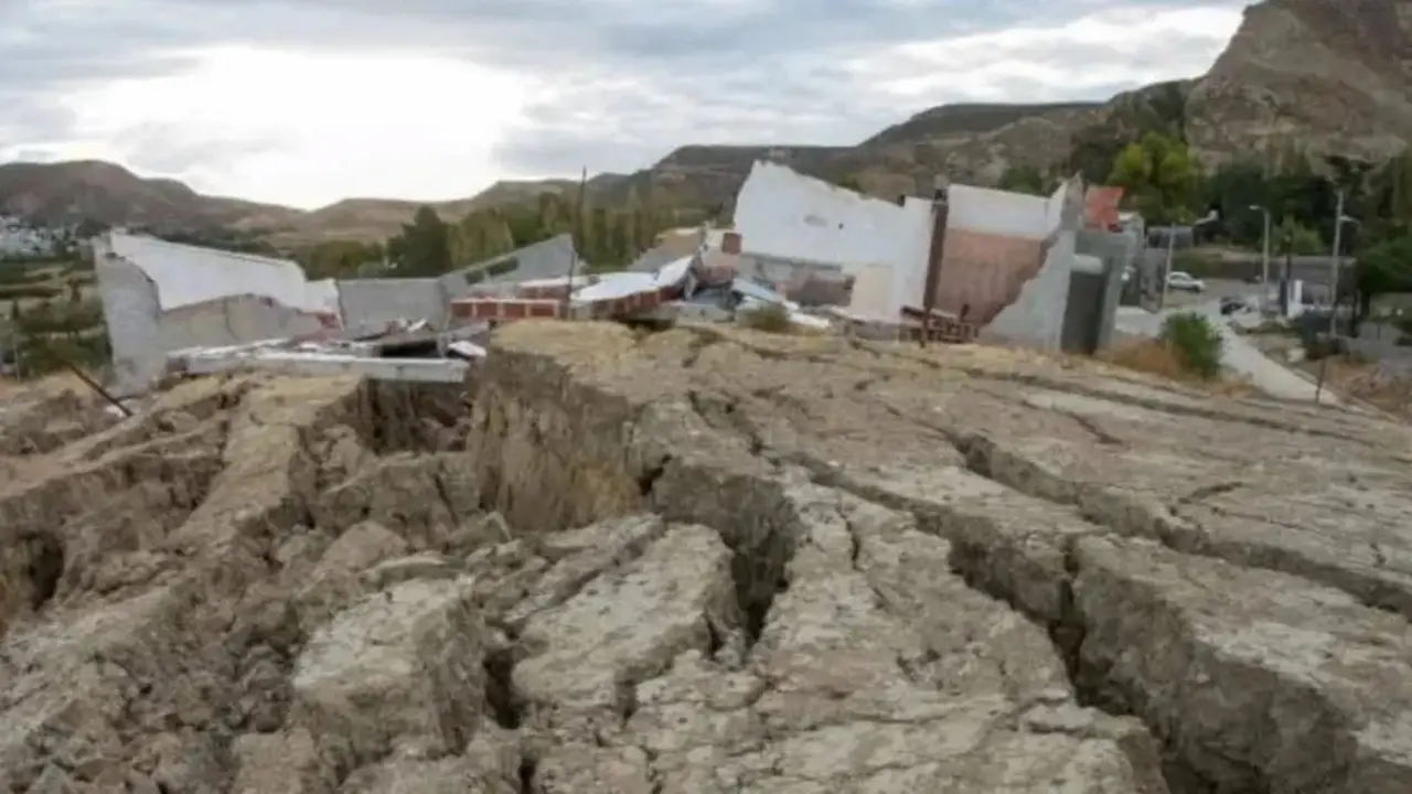 Drama en Comodoro Rivadavia: 90 familias evacuadas por el desplazamiento de un cerro