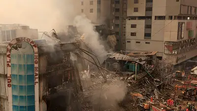 Al menos 11 muertos en el incendio de un centro comercial en Pakistán Al menos 11 muertos en el incendio de un centro comercial en Pakistán