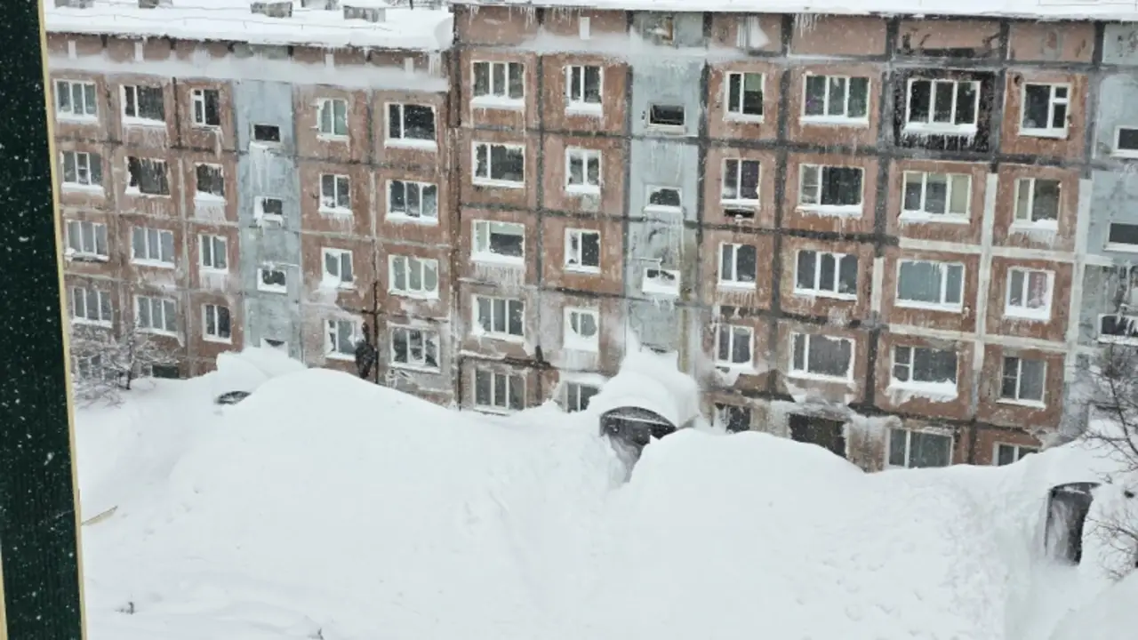 Nevada récord en este de Rusia genera frustración, diversión y enormes ventisqueros urbanos