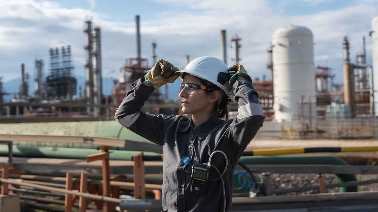 Profesional joven en planta industrial de YPF