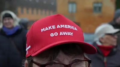 Gorras rojas de "Make America Go Away" se convierten en símbolo en enfrentamiento por Groenlandia Gorras rojas de "Make America Go Away" se convierten en símbolo en enfrentamiento por Groenlandia