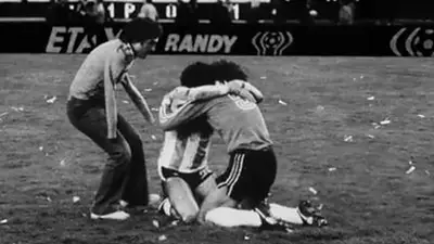 "El abrazo del alma", entre Ubaldo Matildo "Pato" Fillol, el Conejo Tarantini y Víctor Dell'Aquila (Crédito: Ricardo Alfieri) "El abrazo del alma", entre Ubaldo Matildo "Pato" Fillol, el Conejo Tarantini y Víctor Dell'Aquila (Crédito: Ricardo Alfieri)
