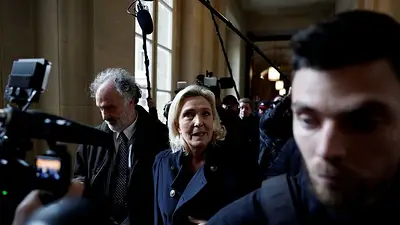 Le Pen niega los cargos de malversación de fondos de la UE en el juicio de apelación Le Pen niega los cargos de malversación de fondos de la UE en el juicio de apelación