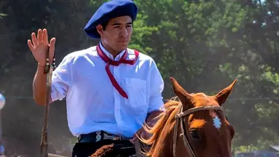 Dolor en el Festival de Jesús María: un jinete de 23 años sufrió un trágico accidente y lucha por su vida. Dolor en el Festival de Jesús María: un jinete de 23 años sufrió un trágico accidente y lucha por su vida.