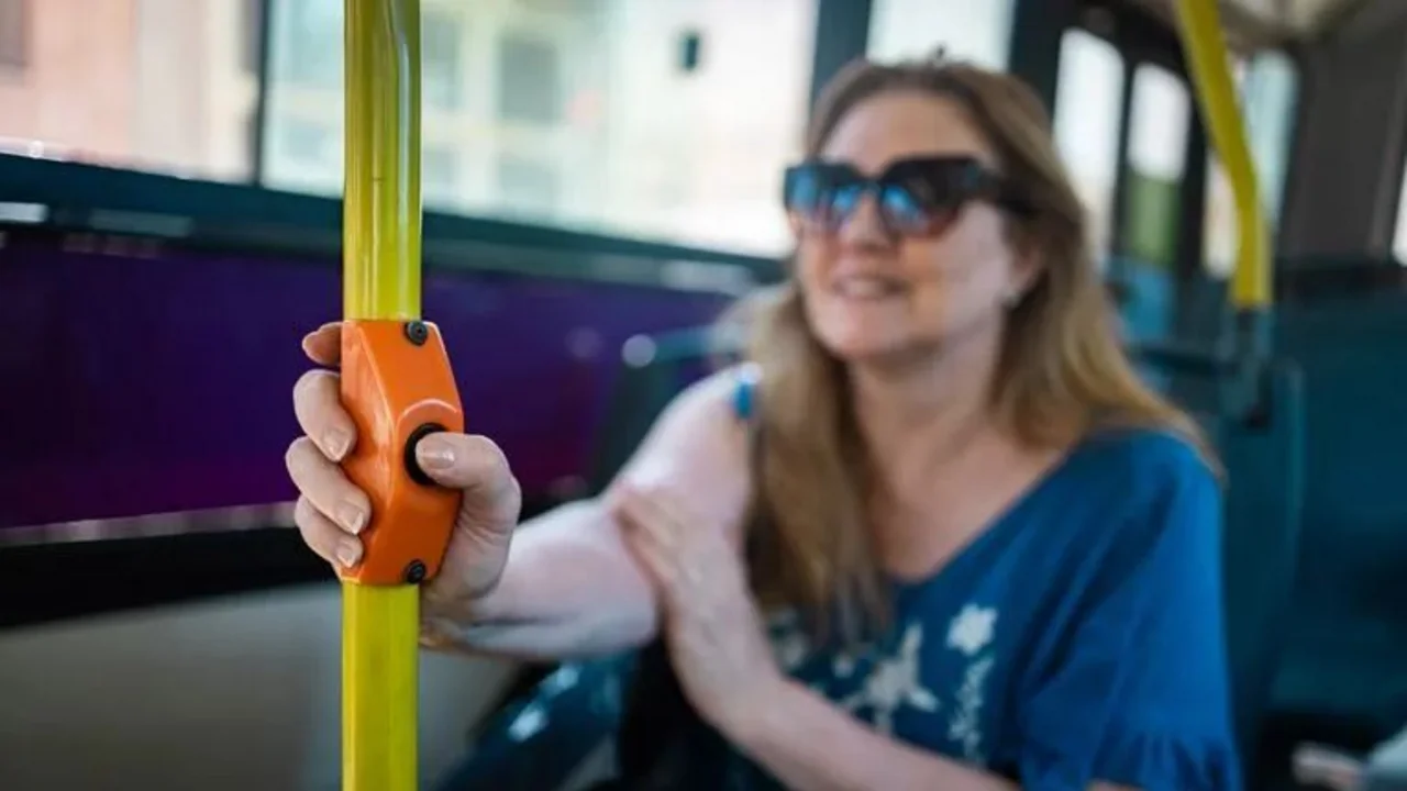 Mujer en un colectivo