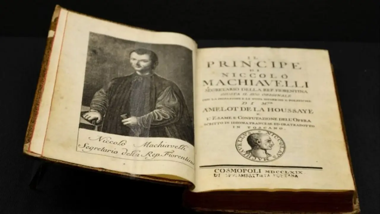 Foto de Maquiavelo en un libro