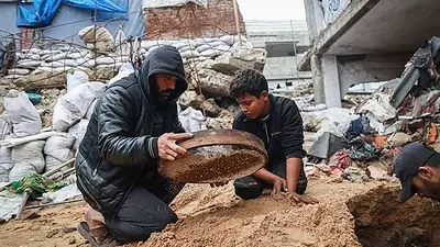 Busca los restos de su familia "bajo los escombros": la tragedia de los palestinos en Gaza Busca los restos de su familia "bajo los escombros": la tragedia de los palestinos en Gaza