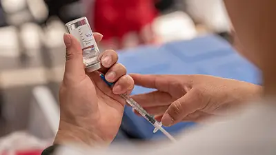 Hallaron una nueva función en una vacuna usada para una enfermedad común: puede demorar el envejecimiento Hallaron una nueva función en una vacuna usada para una enfermedad común: puede demorar el envejecimiento
