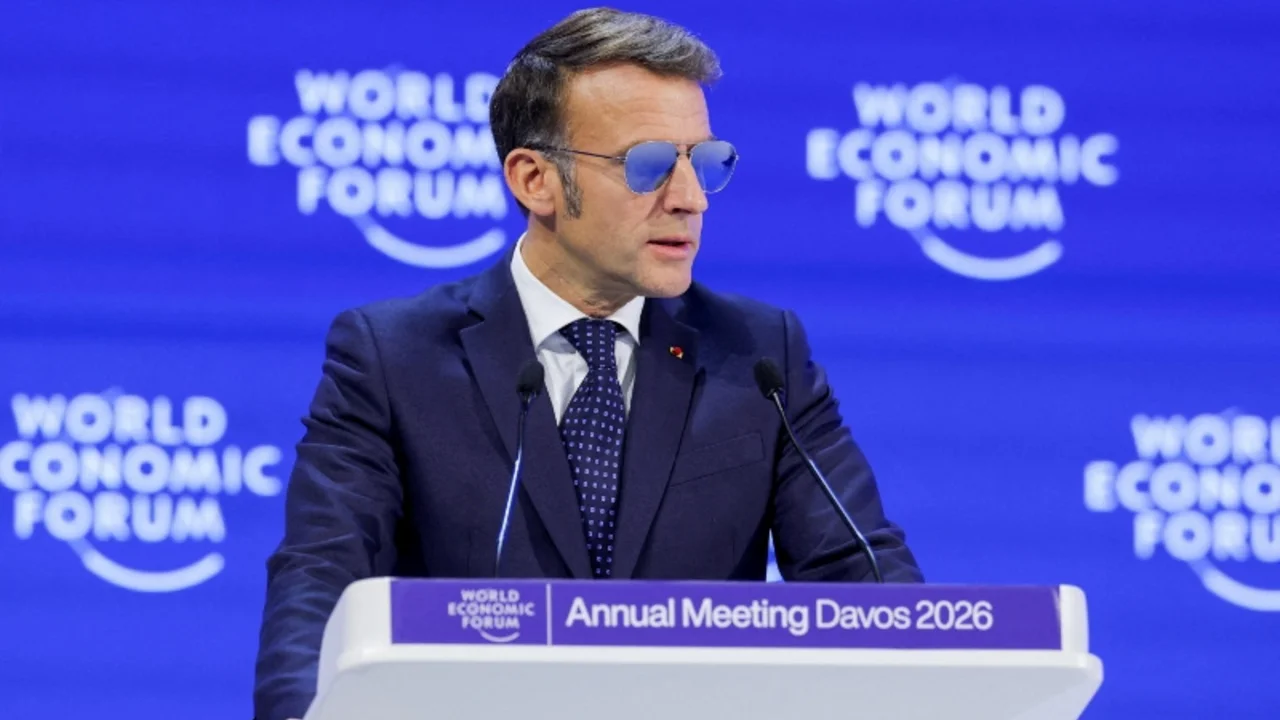 Look 'Top Gun' de Macron da un fuerte impulso a las acciones de la fabricante de gafas