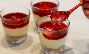 Receta fresca de postre en vaso: de cheesecake con frutos rojos | Recetas de cocina