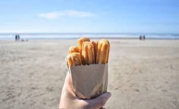 Caen las ventas de churros en las playas: el efecto del clima y la merma del turismo | Vacaciones