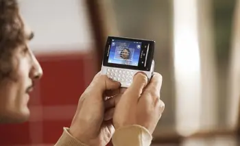 Así es el Sony Ericsson Xperia X10 “argento”, según la IA | Inteligencia artificial