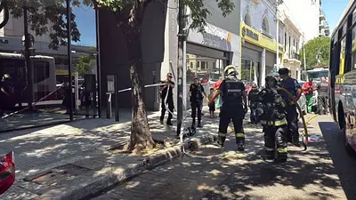 Caos por un choque múltiple en Palermo: un colectivo impactó contra cuatro autos y una moto Caos por un choque múltiple en Palermo: un colectivo impactó contra cuatro autos y una moto