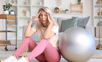 Yoga para la menopausia: posturas fáciles para hacer en casa | Salud