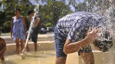 Chicos mojándose en una fuente Chicos mojándose en una fuente