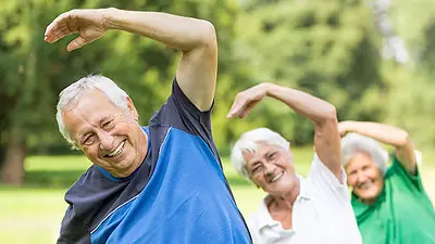 Adultos mayores hacen ejercicio. Adultos mayores hacen ejercicio.