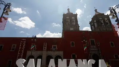 Asaltantes armados matan a 11 personas en un campo de fútbol de la ciudad mexicana de Salamanca Asaltantes armados matan a 11 personas en un campo de fútbol de la ciudad mexicana de Salamanca