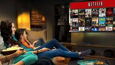 familia ve netflix en el televisor del living familia ve netflix en el televisor del living