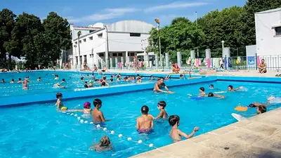 Aumentan los casos de otitis en verano: cómo cuidarse en piletas y ríos según el Clínicas Aumentan los casos de otitis en verano: cómo cuidarse en piletas y ríos según el Clínicas