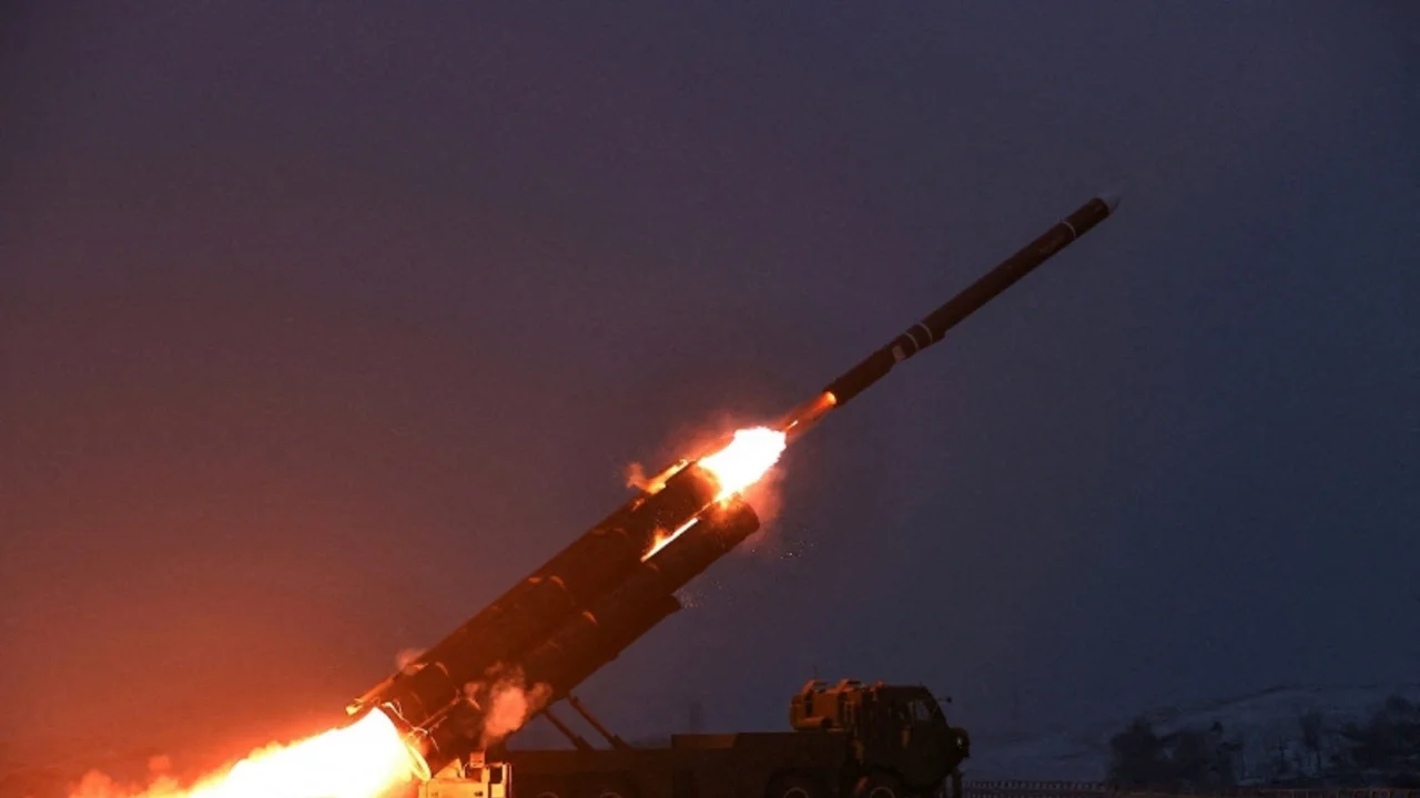 Corea del Norte dispara misiles al mar mientras se negocia para limitar el papel militar de EEUU