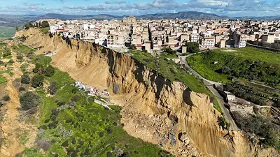 Un deslizamiento de tierra deja una ciudad siciliana al borde del precipicio Un deslizamiento de tierra deja una ciudad siciliana al borde del precipicio