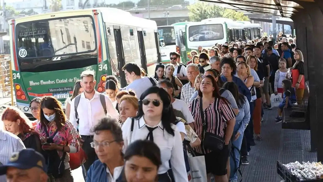 La descomposición del gobierno de Milei, la encuesta que lo condena, el fuerte crecimiento de Kicillof y la advertencia de Cristina