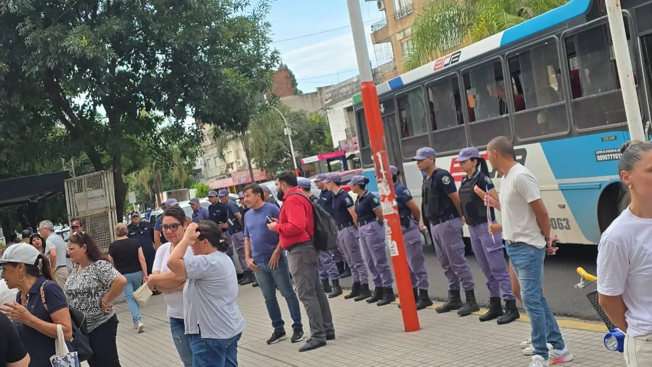 Zdero despliega un desmedido operativo de seguridad para callar el desesperado pedido de pacientes oncológicos