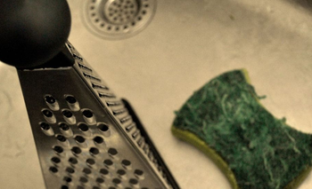 Cómo limpiar tu rallador de cocina con un simple truco: el paso a paso | Consejos de limpieza