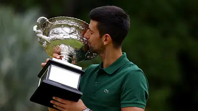 Djokovic pasa a semifinales del Abierto de Australia tras la lesión de Musetti Djokovic pasa a semifinales del Abierto de Australia tras la lesión de Musetti