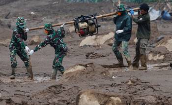 La lluvia dificulta la búsqueda de los 32 desaparecidos en el corrimiento de tierras en Indonesia | De
