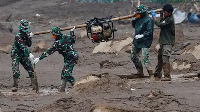 La lluvia dificulta la búsqueda de los 32 desaparecidos en el corrimiento de tierras en Indonesia La lluvia dificulta la búsqueda de los 32 desaparecidos en el corrimiento de tierras en Indonesia