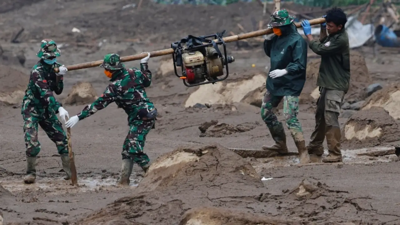 La lluvia dificulta la búsqueda de los 32 desaparecidos en el corrimiento de tierras en Indonesia