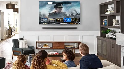 Familia ve televisión en el living Familia ve televisión en el living