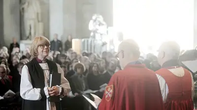 Sarah Mullally es confirmada como la primera mujer líder de la Iglesia de Inglaterra Sarah Mullally es confirmada como la primera mujer líder de la Iglesia de Inglaterra