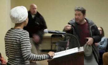 Un hombre rocía con líquido a legisladora Ilhan Omar de EEUU e interrumpe acto en Minnesota | Trump