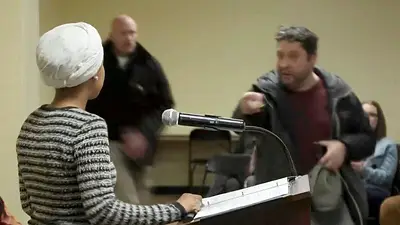 Un hombre rocía con líquido a legisladora Ilhan Omar de EEUU e interrumpe acto en Minnesota Un hombre rocía con líquido a legisladora Ilhan Omar de EEUU e interrumpe acto en Minnesota
