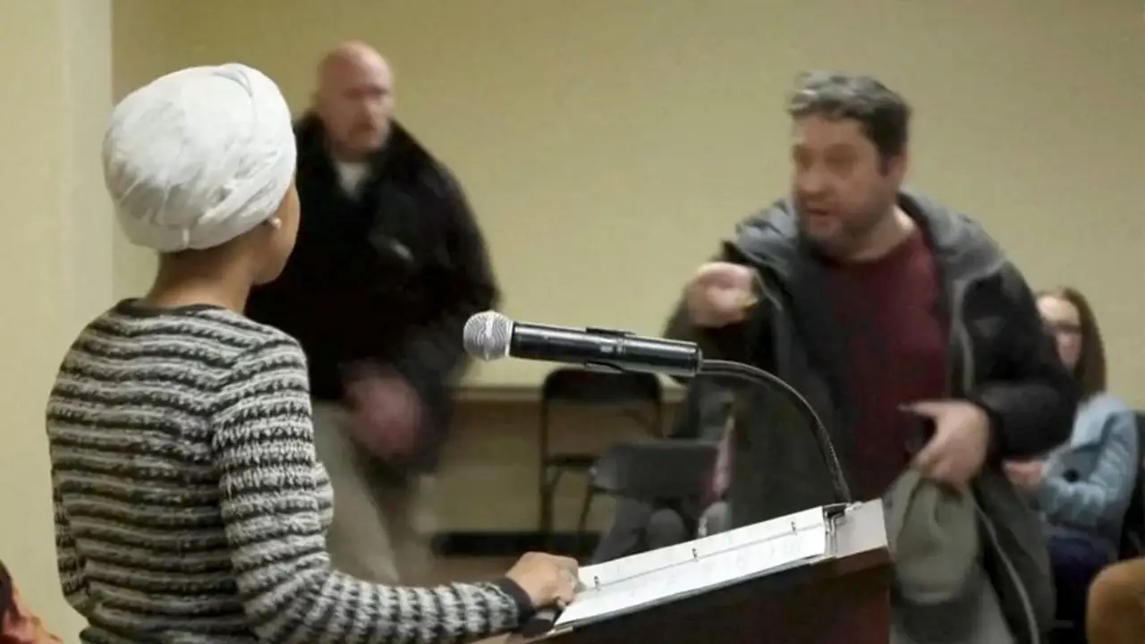 Un hombre rocía con líquido a legisladora Ilhan Omar de EEUU e interrumpe acto en Minnesota