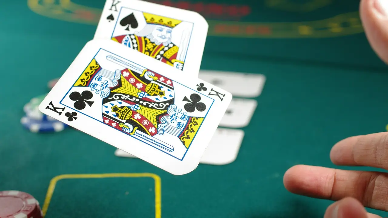 Cartas de póker sobre una mesa de casino como ejemplo de estrategia y teoría de los juegos
