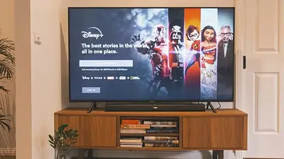 televisor con disney+ en el living televisor con disney+ en el living