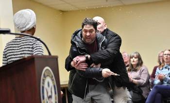 Crece la violencia en EE.UU.: atacaron a una de las mayores opositoras de Trump | Estados unidos