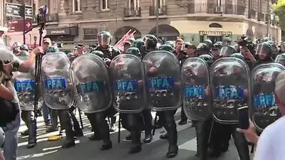 Otra vez tensión en el Congreso: la Policía avanza con empujones sobre los jubilados Otra vez tensión en el Congreso: la Policía avanza con empujones sobre los jubilados