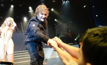 Mientras Milei sube a los escenarios a cantar, la evaluación de su gestión baja  | Javier milei presidente