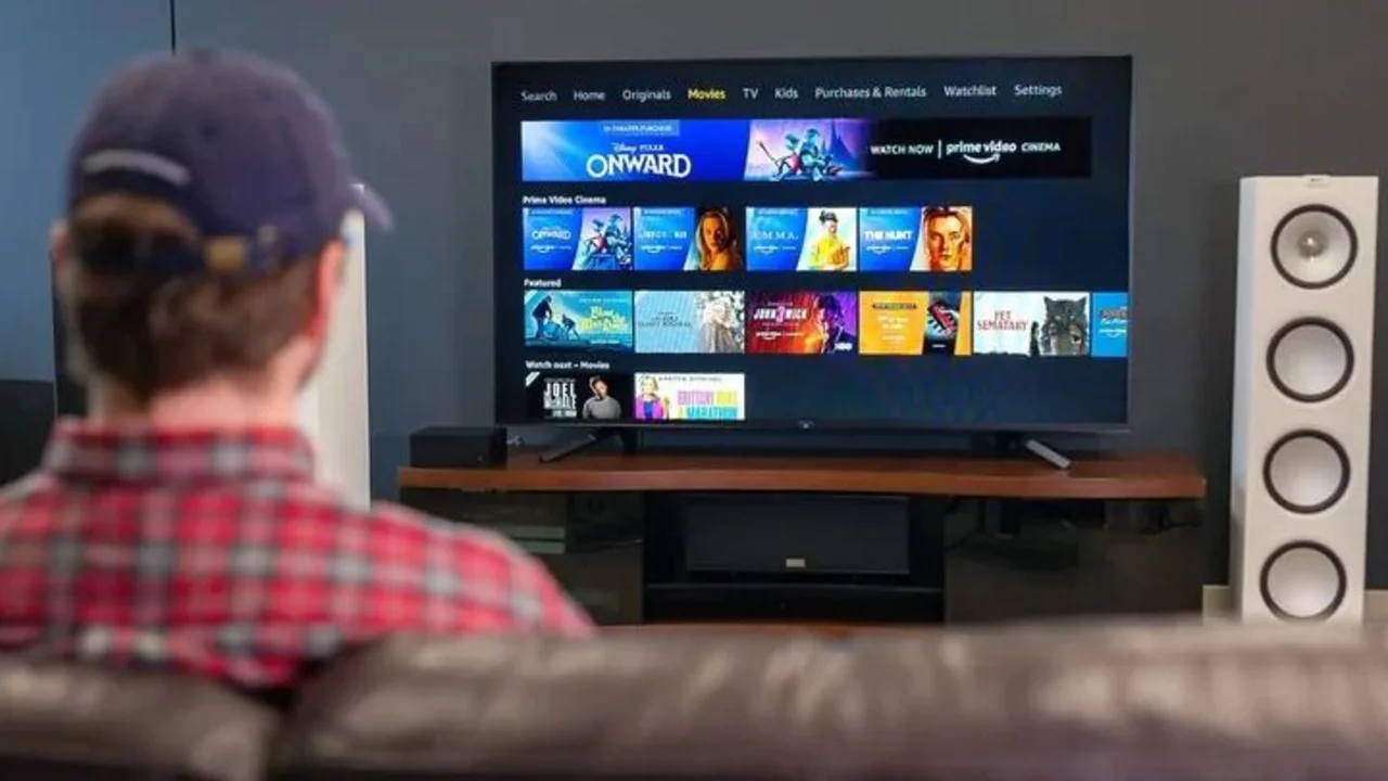 Hombre ve Prime Video en su televisor en el living