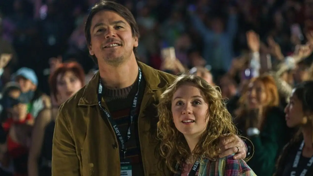 Josh Harnett y Ariel Donoghue