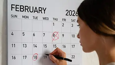 Mujer escribiendo en calendario de febrero 2026. Mujer escribiendo en calendario de febrero 2026.