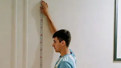 Argentino midiéndose la altura. Argentino midiéndose la altura.