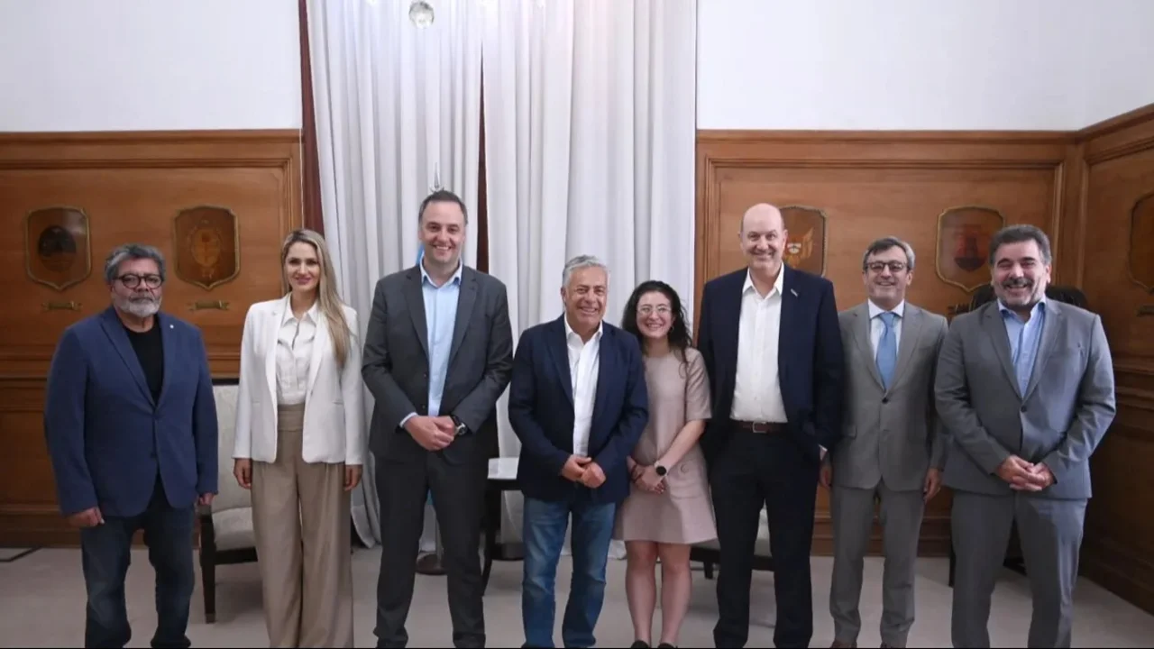 El Gobierno llama a los dueños de medios para blindar la reforma laboral y ofrenda el Estatuto del Periodista