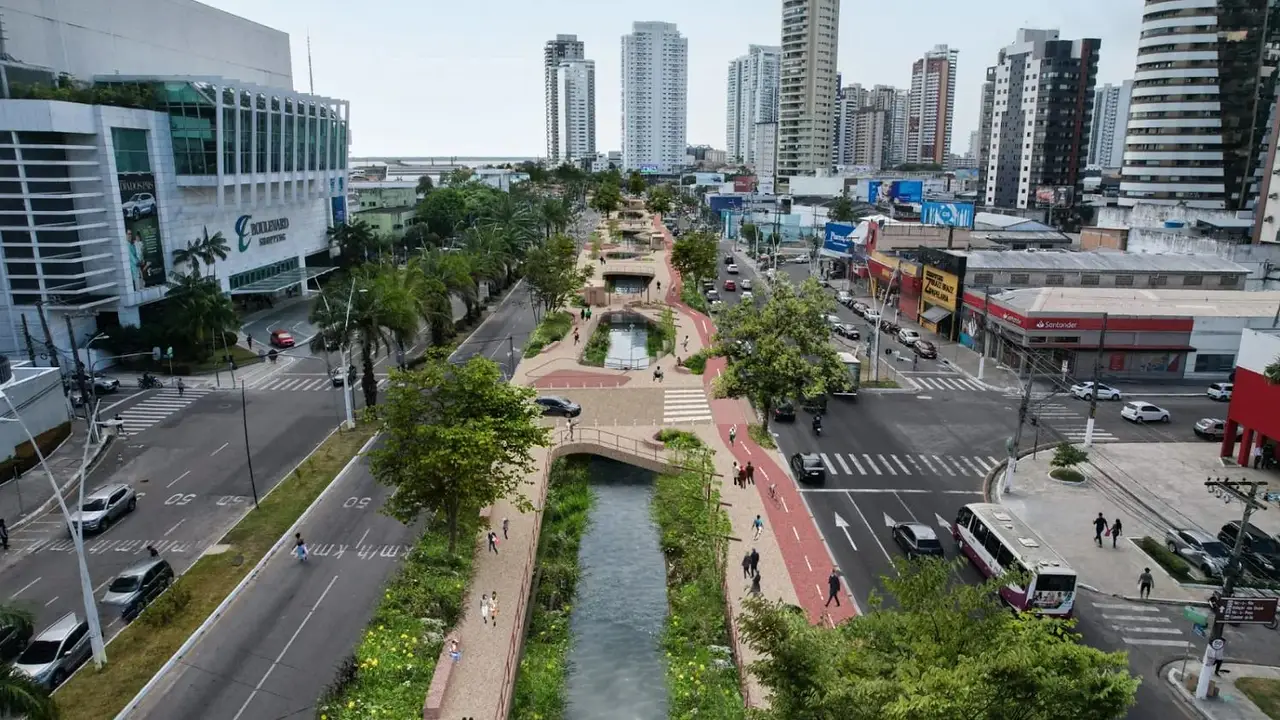 Inauguraron la primera avenida que tiene un río en su interior